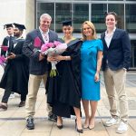 Alexia Eram împreună cu familia, la absolvire