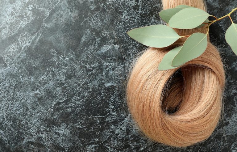 Cum poți să îți acoperi firele albe fără să te vopsești. 4 metode naturale