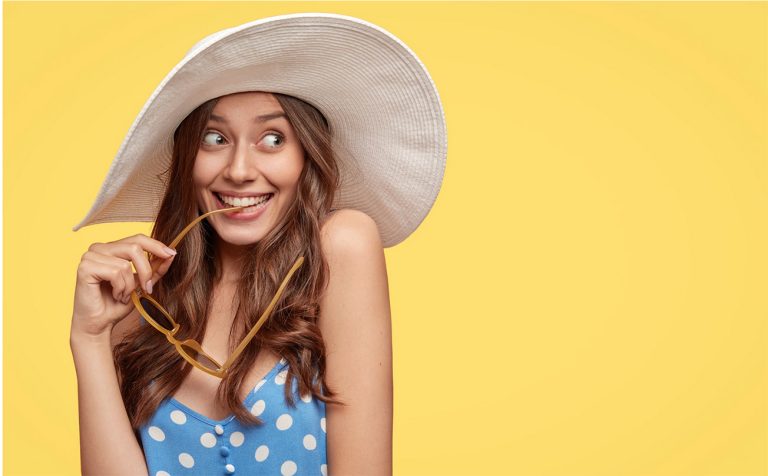 Cum să îți protejezi culoarea părului de soare pentru a nu-și pierde din strălucire. 3 pași esențiali