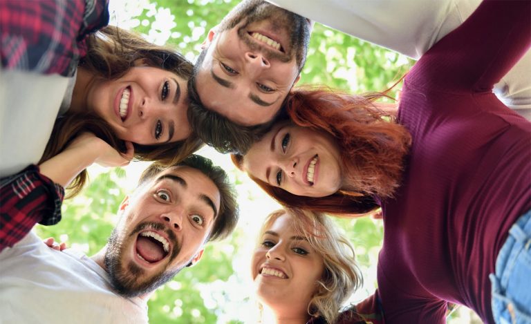 La ce vârstă se simt cei mai mulți oameni, cu adevărat, fericiți. Rezultatul surprinzător al unui studiu