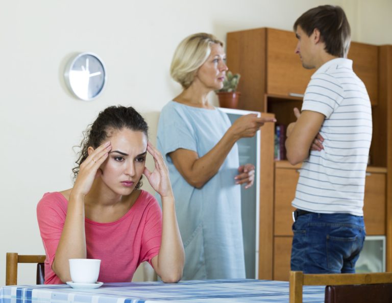 Nu mai suport să stau în aceeași casă cu soacra. I-am spus soțului că vreau să ne mutăm, dar spune că exagerez eu