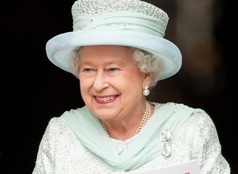Produsul de machiaj pe care regina Elisabeta a II-a îl adoră. Îl găsești peste tot