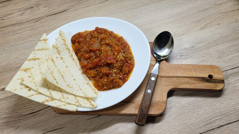 Zacuscă proaspătă de vinete și ardei kapia copți. Ingredientul secret care îi dă un gust special