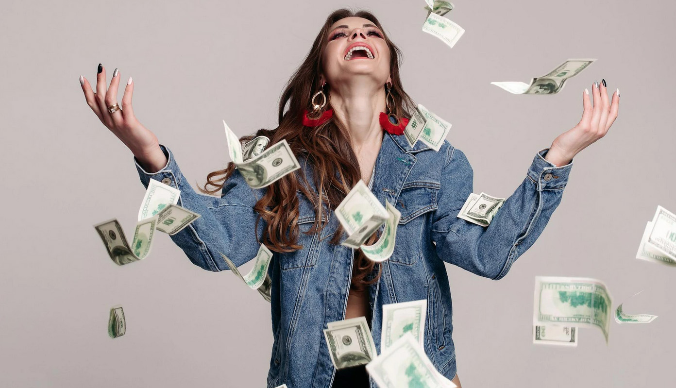 Zodii care au noroc la bani în luna august 2022