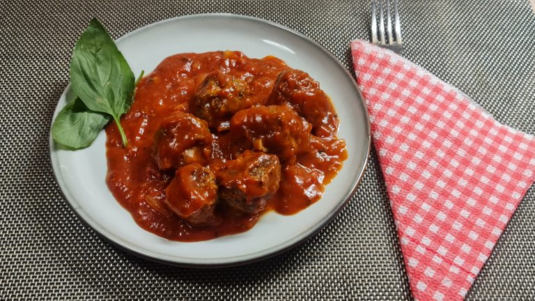 Chifteluțe fragede la cuptor în sos italian marinara. Ce tip de carne trebuie să alegi ca să iasă delicioase