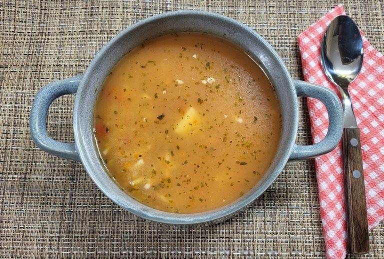 Ciorbă de pui cu legume. Cea mai simplă rețetă, oricine poate să o gătească
