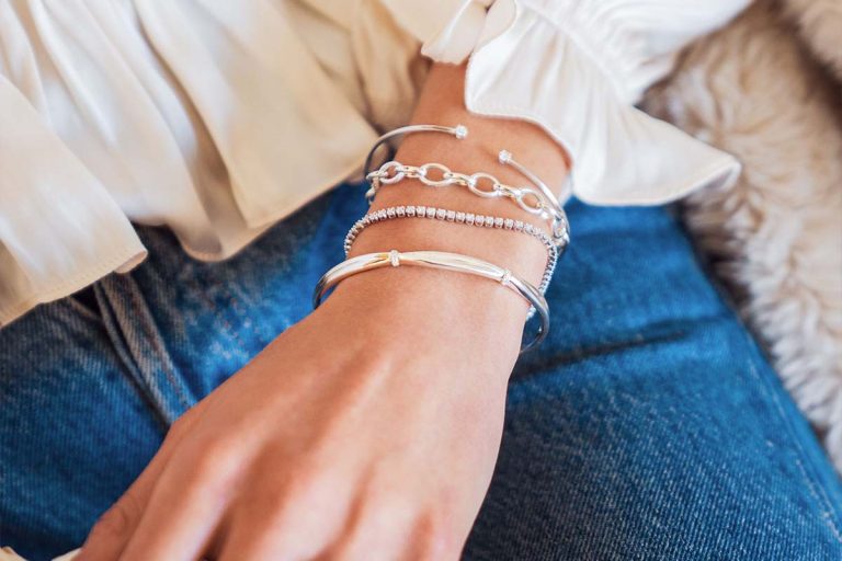 Cum îți dai seama dacă bijuteriile sunt din aur sau din argint, înainte de a le cumpăra. Trucul care face diferența