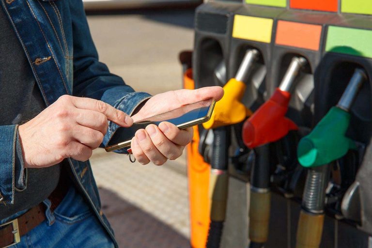 De ce nu ai voie să vorbești la telefon în benzinărie, de fapt. Explicația științifică