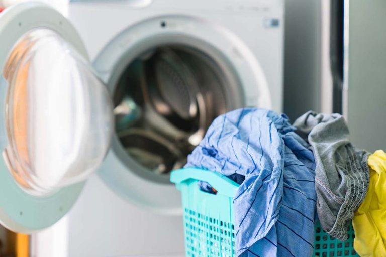 De ce să pui hainele în apă cu sare, înainte de a le băga la mașina de spălat. Trucul nebănuit