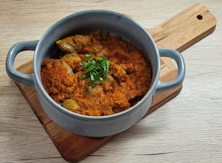 Ficăței de pui cu sos de ceapă și  roșii. Ingredientul care le dă un gust aparte