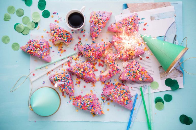 Mesaje de La Mulți Ani. Cele mai frumoase urări, sms-uri și felicitări de trimis la ceas aniversar