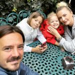 Elwira și Mihai Petre, alături de cele două fiice ale lor, Catinca și Ariana