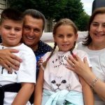 Nea Marin și soția sa, Mioara, împreună cu cei doi nepoți
