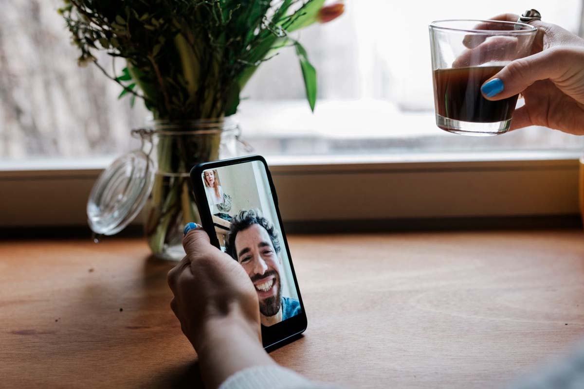 Poate rezista o relație la distanță