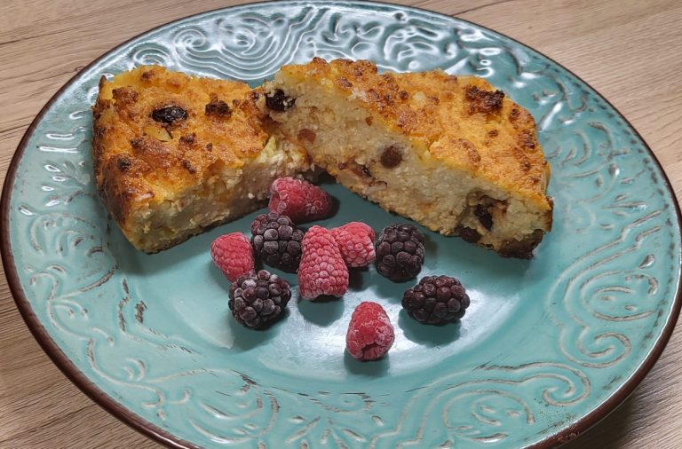 Prăjitură cu brânză de vaci și fructe confiate. Rețeta fără făină, fără praf de copt