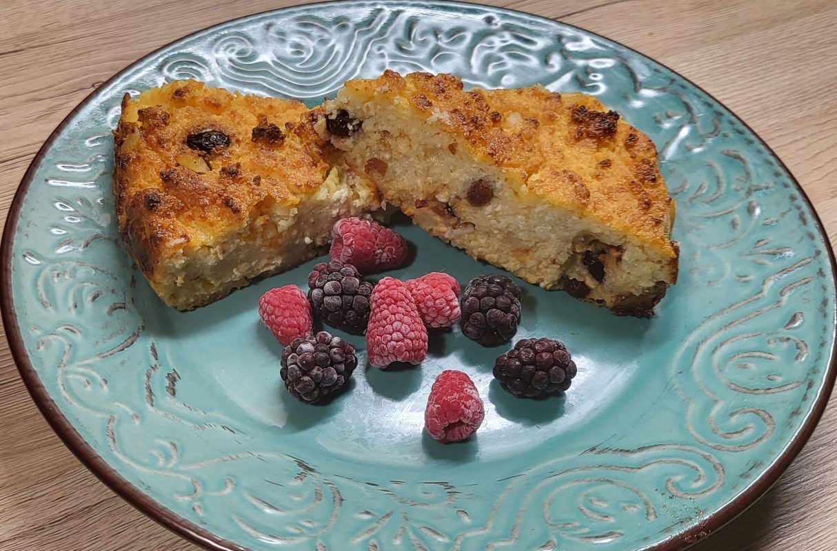 prăjitură cu brânză dulce și fructe confiate