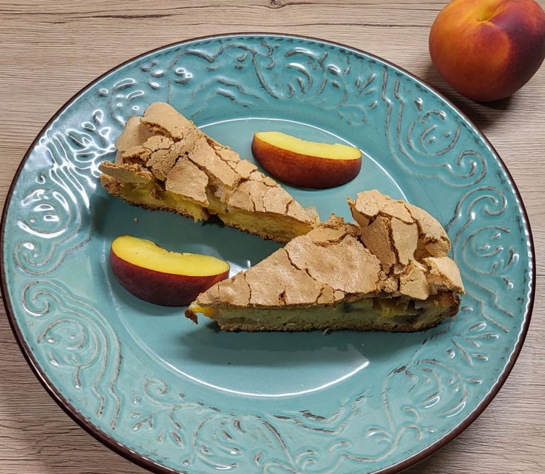 Prăjitură cu piersici cu topping de bezea crocantă. Ce să adaugi pentru ca desertul să iasă perfect