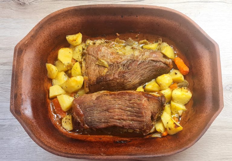 Pulpă de vițel în lapte cu garnitură de cartofi noi și morcovi. Secretul ca să iasă super gustoasă și fragedă