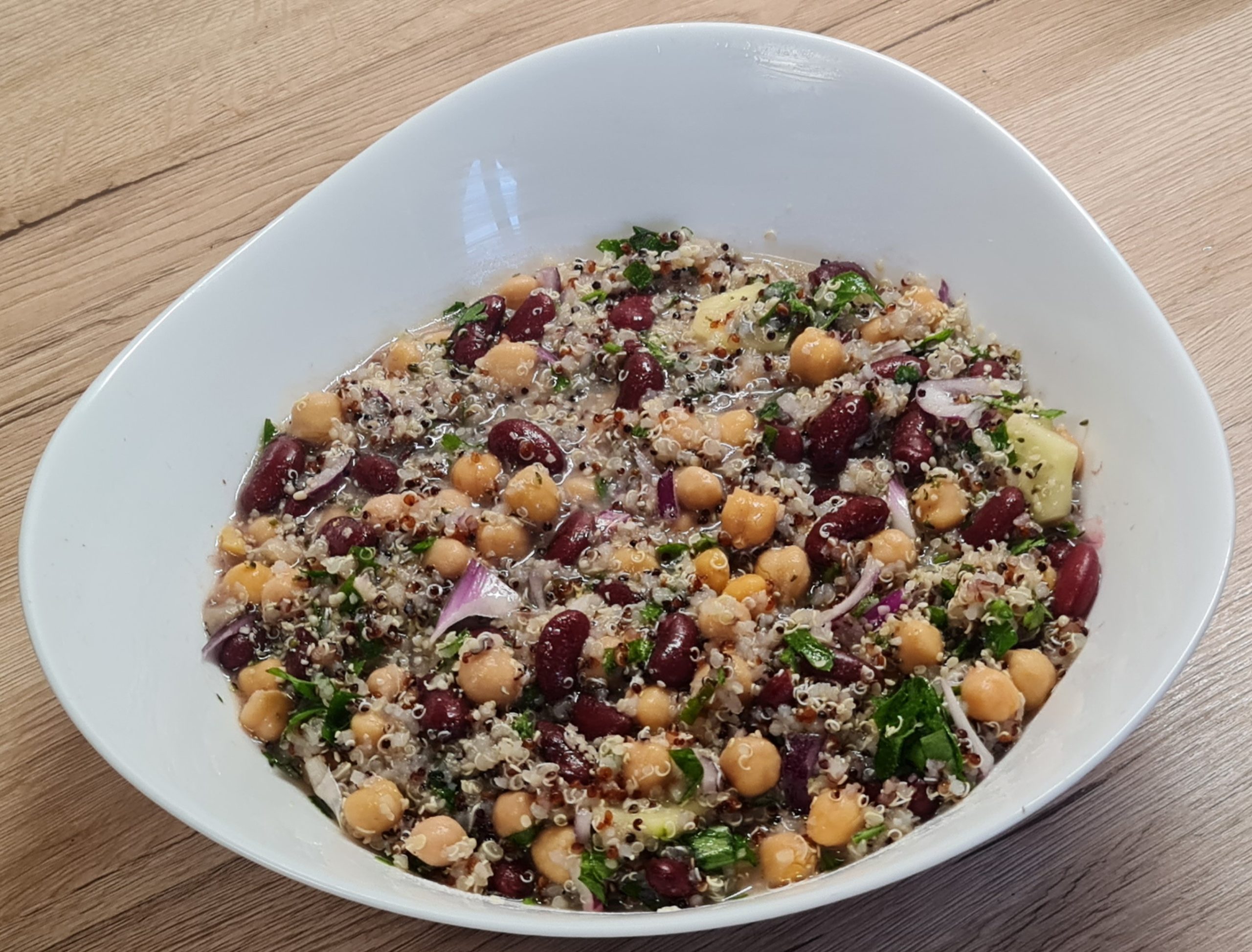 salata cu quinoa, fasole rosie si naut