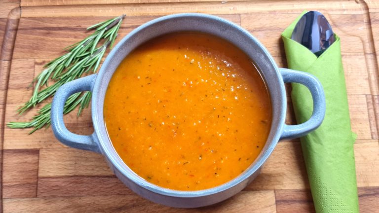 Supă cremă de legume coapte. Preparatul ideal pentru zilele de vară