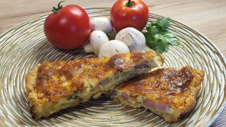 Quiche sau tartă sărată cu șuncă, cașcaval și ciuperci