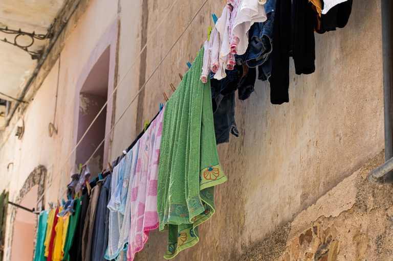 Cele 3 ingrediente banale care scot și cele mai vechi pete de pe haine. Le găsești în orice locuință, sunt de mare folos