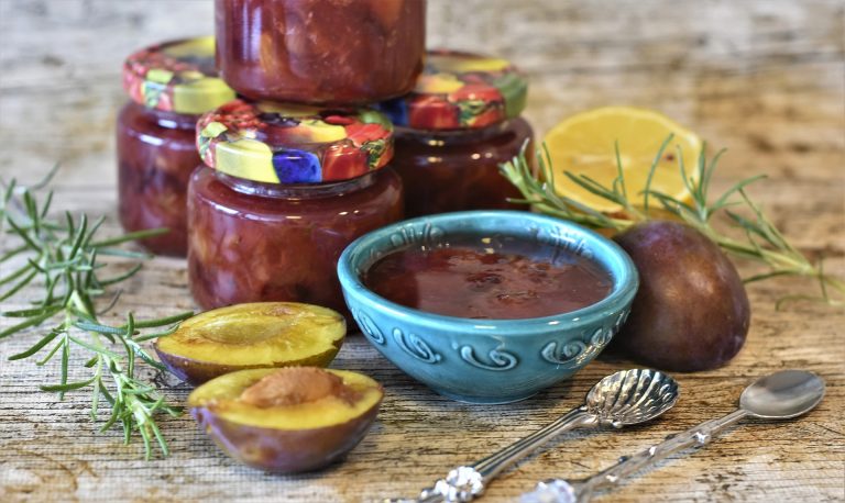 Cât trebuie fiartă dulceața de prune. Rețeta simplă cu care nu vei da greș