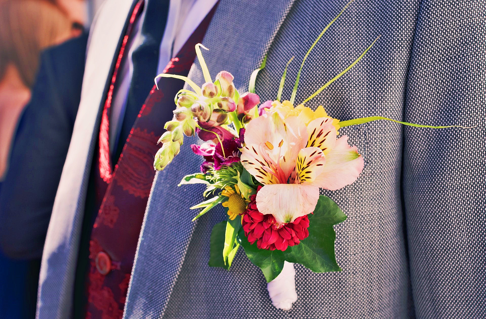 Cine pune bani în piept mirelui