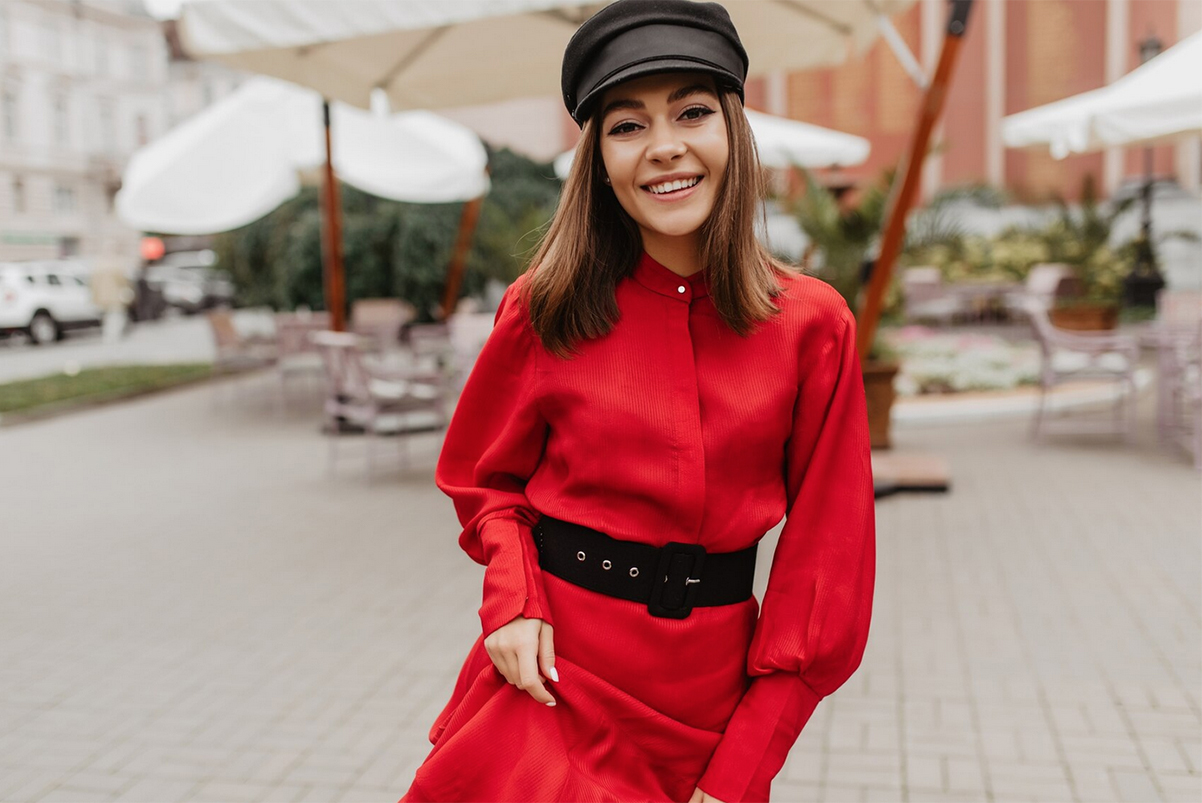 Cum porți cu stil o rochie tip lenjerie din satin