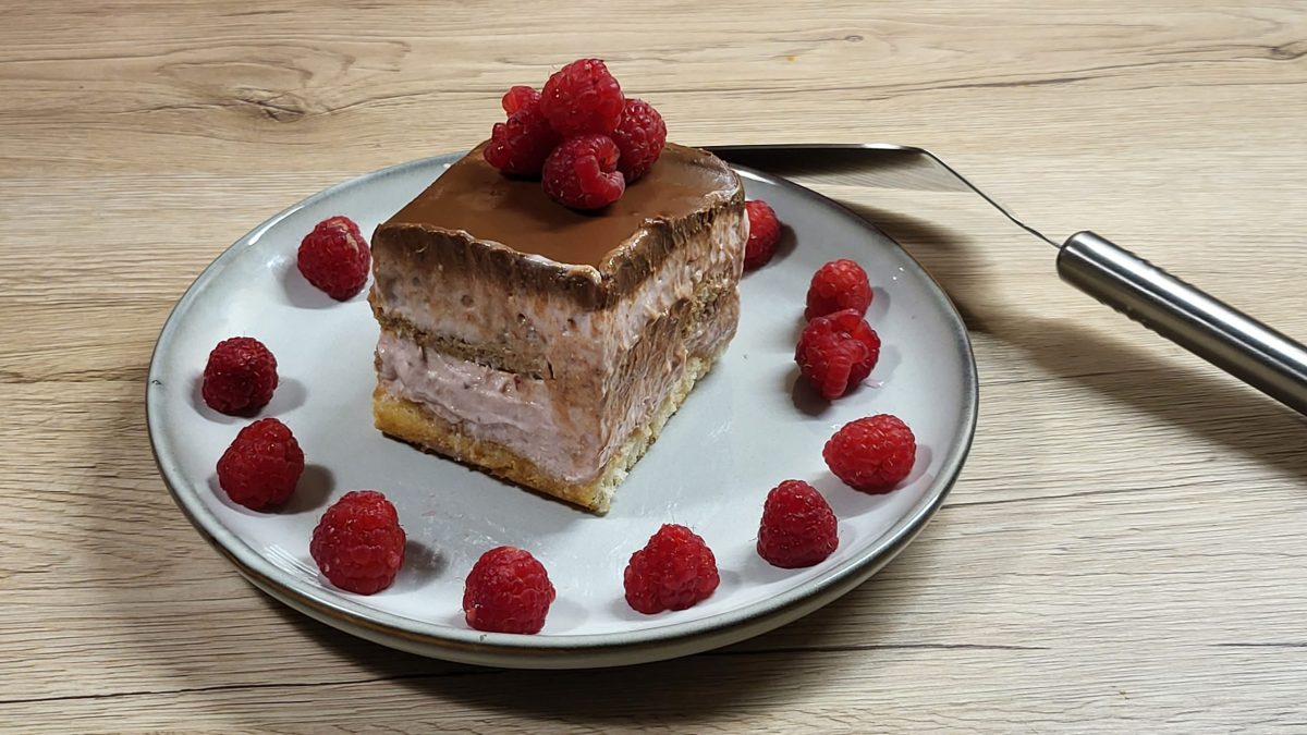 Prăjitură cu mascarpone și cremă de zmeură..Foto: Oana Matei/ ego.ro