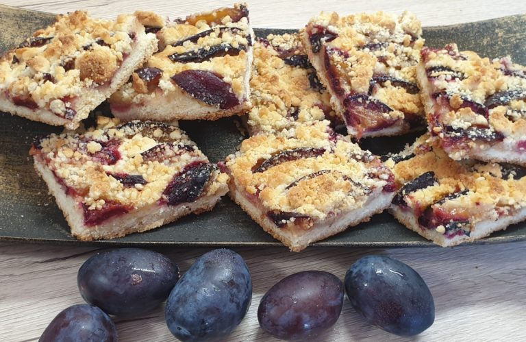 Prăjitură cu prune și cremă de mascarpone. Ce trebuie să pui alături pentru un desert absolut delicios