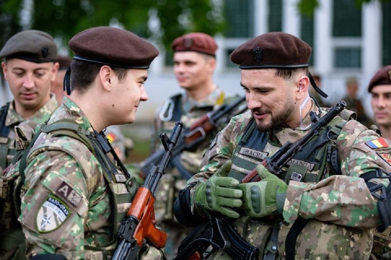 Ce spune Mihai Trăistariu despre gestul lui Selly de a se înrola în Armata României: ”E vlogger. E doar reclamă”.  Internauții l-au criticat aspru pe ”Prințul Internetului” EXCLUSIV