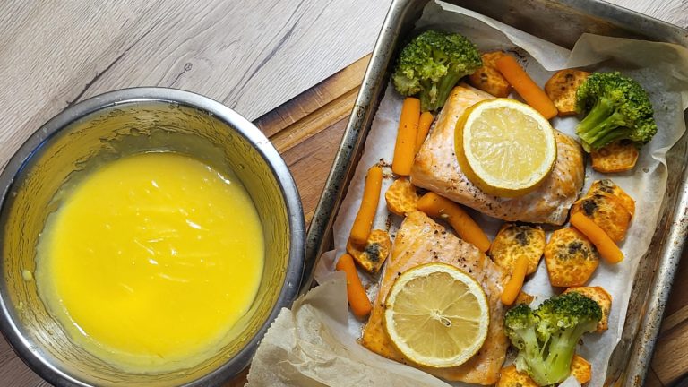 Somon la cuptor cu legume și sos hollandaise. Trucuri prețioase pentru un somon perfect gătit