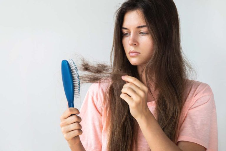 Analiza care îți poate arăta dacă vei avea probleme cu căderea parului. “Contează partea hormonală”