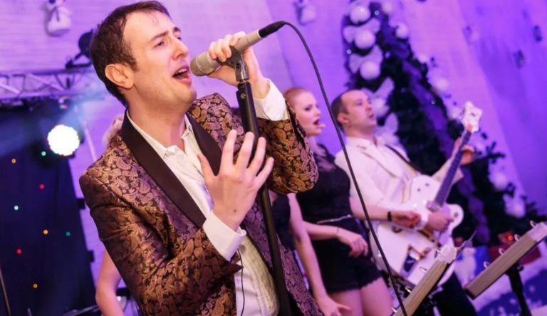 Călin Geambașu, care a cântat la peste 1.000 de evenimente private, face afirmații dure la adresa tatălui său, în plin proces: ”Maneliștii și lăutarii nu trișează muzica așa cum face Nero la 80 de ani” EXCLUSIV