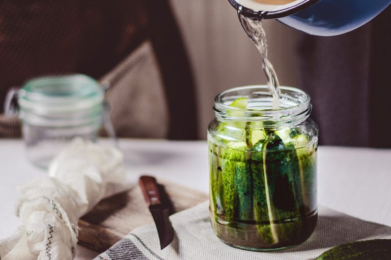 Condimentul special pe care este bine să îl pui în borcanele cu castraveți murați. Nu vor mai face floare