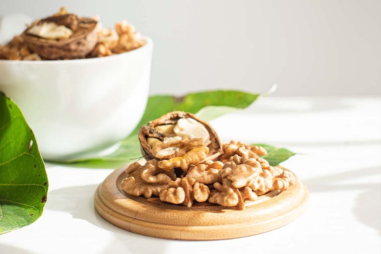 Cum poți să cureți ușor și rapid nucile de coajă. Metoda eficientă