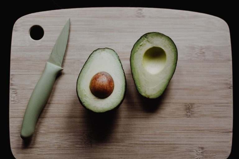 De ce nu e bine să folosești un cuțit metalic pentru a tăia un avocado. Efectele nebănuite