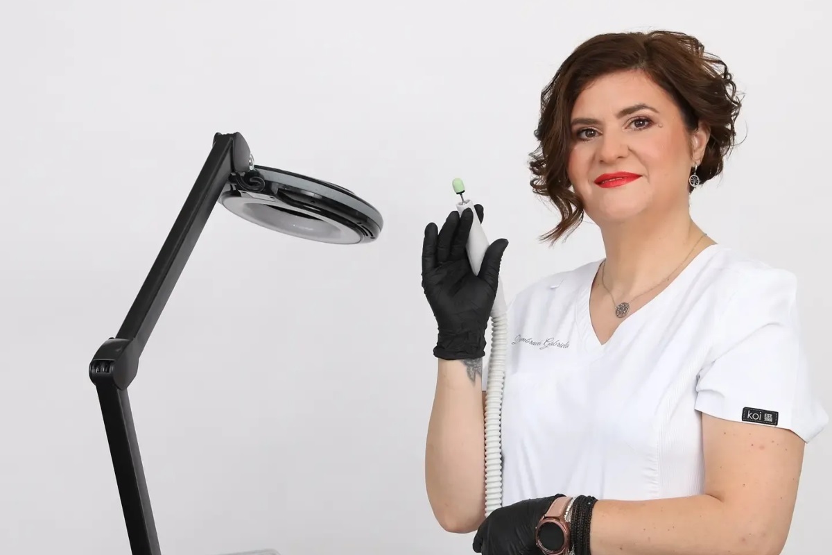 Gabriela Dumbravă, tehnician și trainer unghii