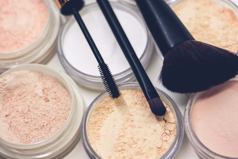 Primul semn care îți arată că produsele tale de machiaj au expirat. Trebuie să le arunci imediat la gunoi dacă observi asta