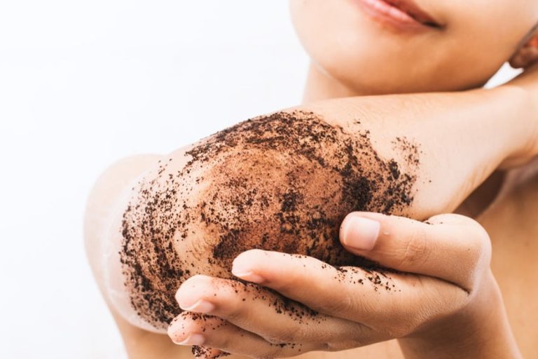 Scrub natural pentru față și corp. Cum se prepară și de ce e important pentru piele să-l folosești