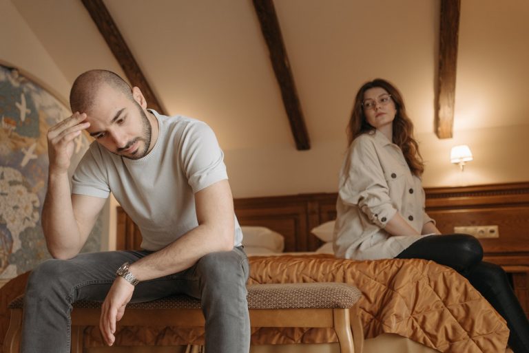 Simt că mă înșală. De multe ori am încercat să aflu dacă mai e cineva în viața lui, dar nu e deloc deschis la discuție