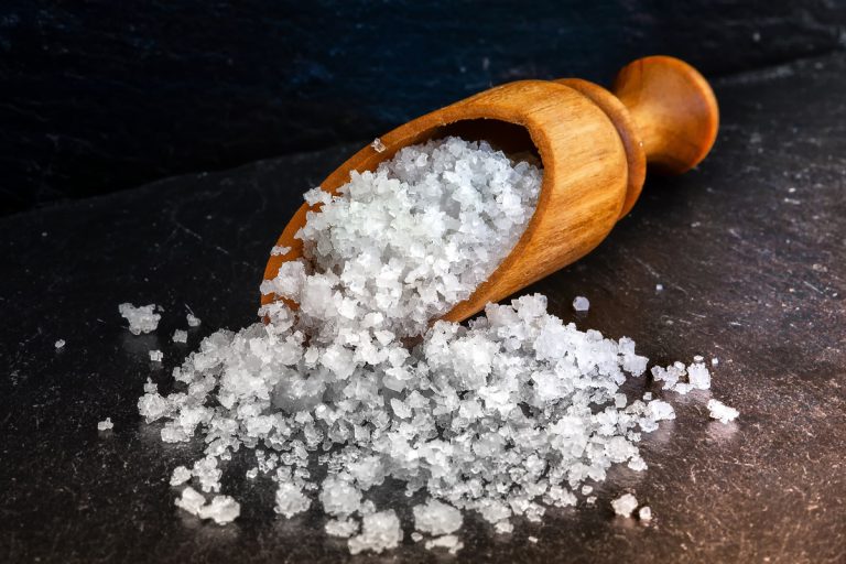 5 trucuri cu sare de masă. Întrebuințările nebănuite pe care le are în gospodărie