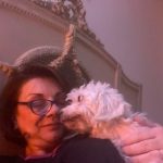 Carmen Tănase, răsfățată de pisicile de acasă, după o zi încărcată la filmările pentru serialul ”Clanul”