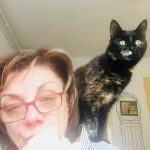 Carmen Tănase, răsfățată de pisicile de acasă, după o zi încărcată la filmările pentru serialul ”Clanul”