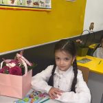 Fiica Biancăi Drăgușanu și a lui Victor Slav, prima zi de școală