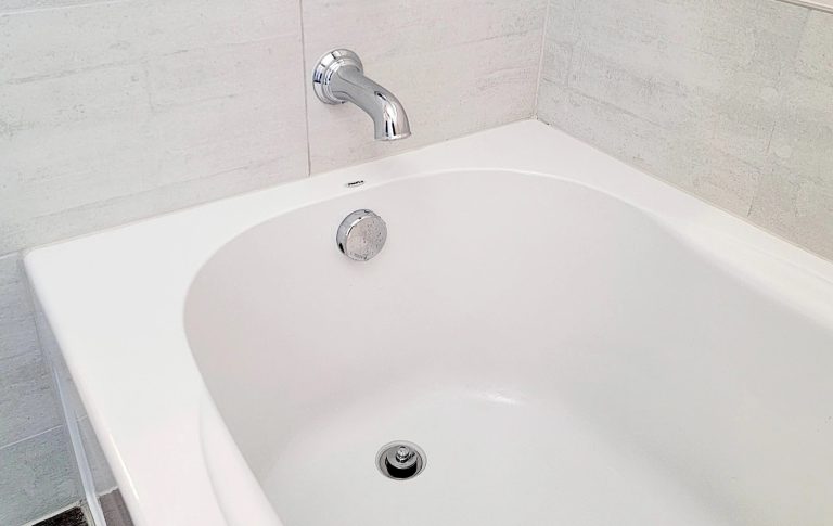 Amestecul puternic prin care cada îngălbenită poate redeveni albă. Ai nevoie de 2 ingrediente banale