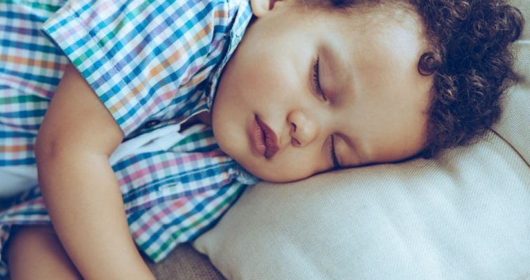 Cât trebuie să doarmă un copil în funcție de vârstă. Tabelul cu orele de somn