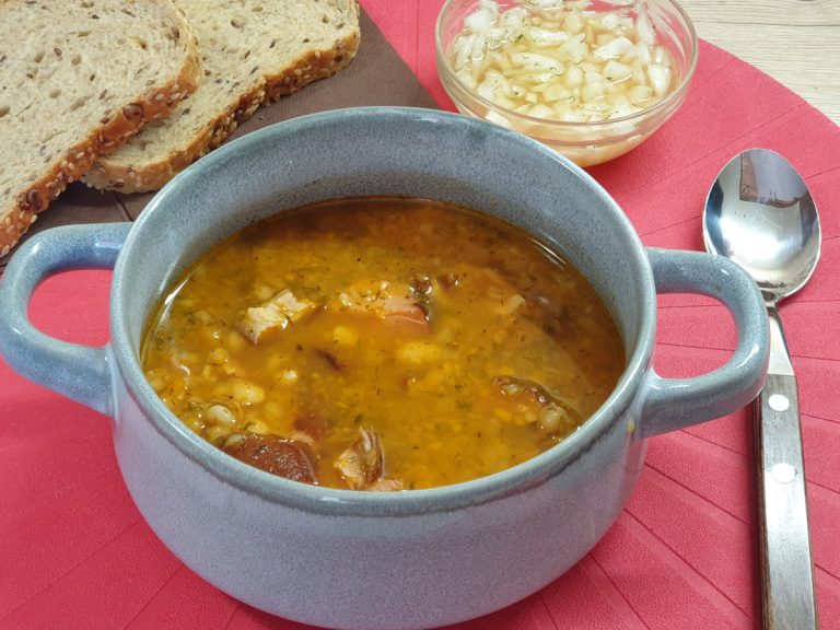 Ciorbă de fasole cu coaste afumate de porc. Trucuri ca să fiarbă rapid