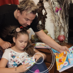 Dan Helciug și fiica sa, pregătiri pentru noul an școlar